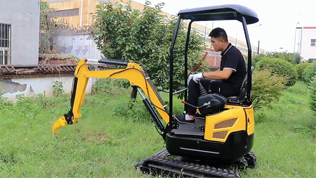 KV18型小挖掘機(jī)配雙鉤松土器操作視頻 KV18型小挖掘機(jī)配雙鉤松土器操作視頻
