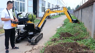 遙控電動小挖機挖土操作視頻