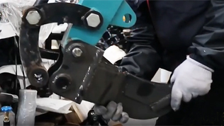 小型挖掘機(jī)安裝單鉤松土器教程