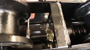 小型挖掘機履帶松緊教程