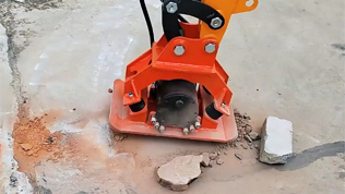 小型挖掘機(jī)平板夯輔具視頻