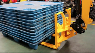 小型挖掘機(jī)貨叉作業(yè)視頻