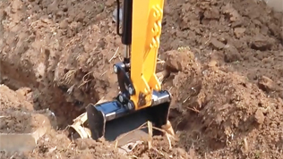 小型挖掘機(jī)用400鏟斗挖土作業(yè)