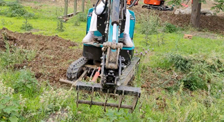 小型挖掘機(jī)耙子松土除草工作視頻